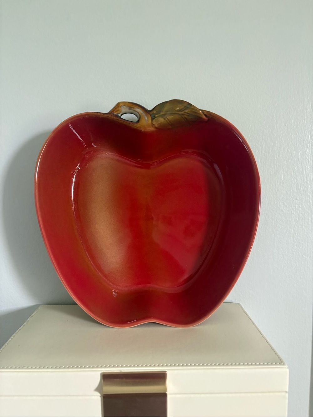 Vtg mid century ceramic "Drip Glaze" apple-shaped baking dish